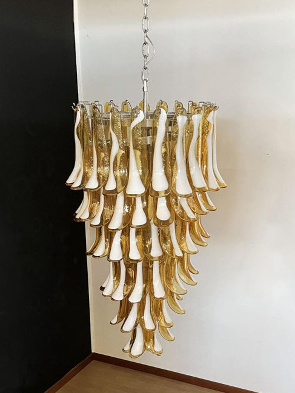 Murano Glass Chandelier – 83 petals – Caramel