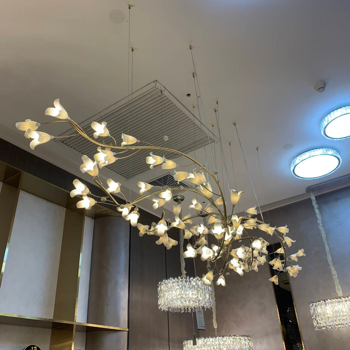 Modern Brass Branch Ceramics Flower Chandelier for Stylish Living Room Hotel and Restaurant