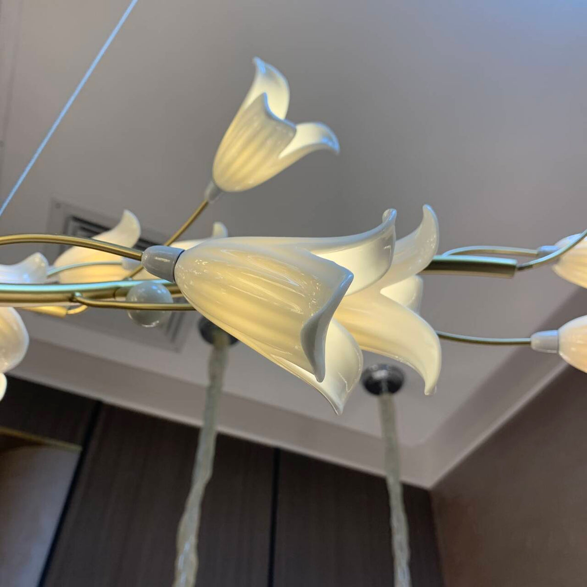 Modern Brass Branch Ceramics Flower Chandelier for Stylish Living Room Hotel and Restaurant